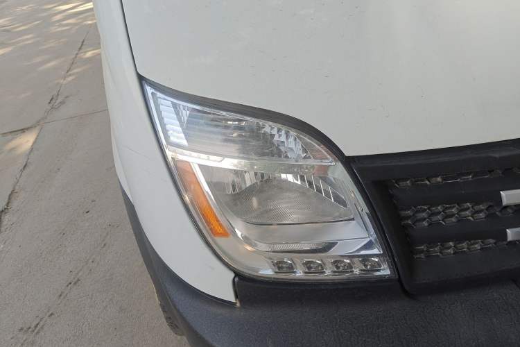 Used SAIC MAXUS Xintu V80 2019 2.5T Classic Model AMT Aoyuntong Long Wheelbase Mid-Roof 7-Seater
