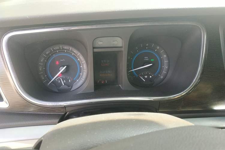 Used Buick GL8 2011 2.4L LT Luxury Business Executive Edition Odometer Close Up