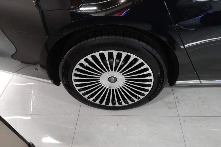 Used Hima S800 2025 Model, Range-Extended Starlight Executive Edition, 4 Seats Right Rear Wheel Hub