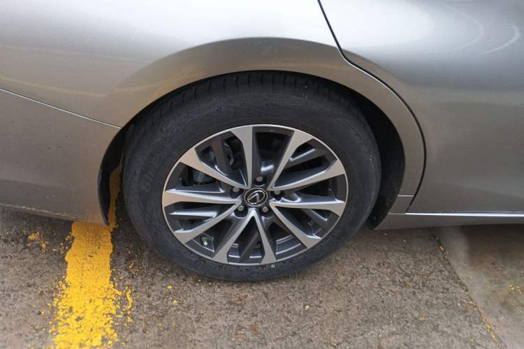 Used Lexus ES 2022 200 Excellence Edition Right Rear Wheel Hub