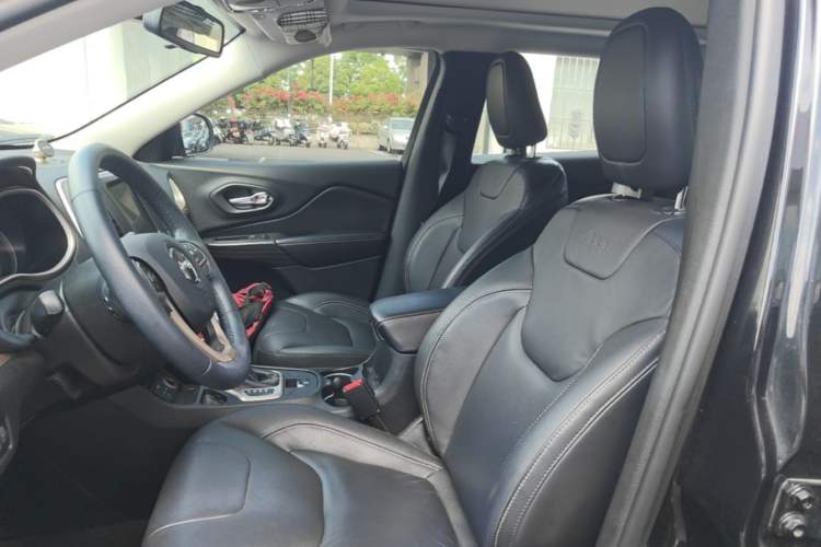 Used Jeep Cherokee 2016 2.0L Superior Edition
