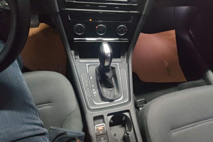 Used Volkswagen Golf 2018 230TSI Automatic Comfort Model Gear Lever