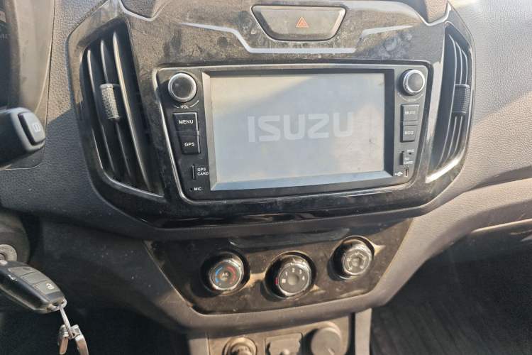 Used Isuzu JLM 2016 2.8T Two-Wheel Drive Luxury Version JE493ZLQ4CA Audio And AC Panel