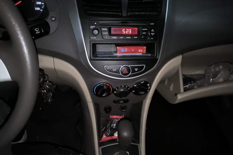 Used Hyundai Verna (older generation) 2010 Sedan 1.4L Automatic Fashionable GT Model Audio And AC Panel