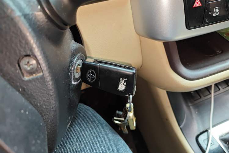 Used Toyota Highlander 2018 2.0T Two-Wheel Drive Elite Version 5 Seats China VI Standard Vehicle Key