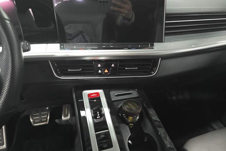 Used Volkswagen Tavendor 2024 380TSI All-Wheel-Drive R-Line Cruise Premium Edition Audio And AC Panel