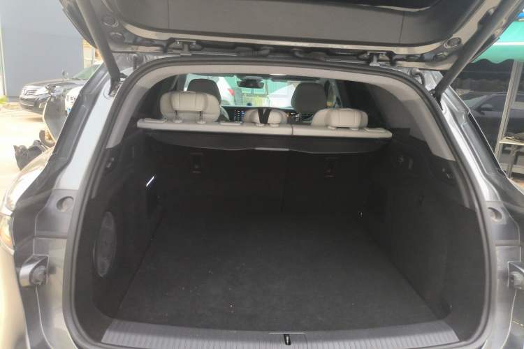 Used VOYAH FREE 2025 318 259 km All-Wheel-Drive Exploration Edition
