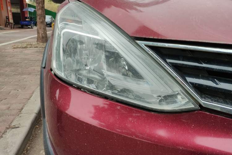 Used Nissan Livina 2013 Jingrui 1.6XL Manual Comfort Edition Right Front Headlight