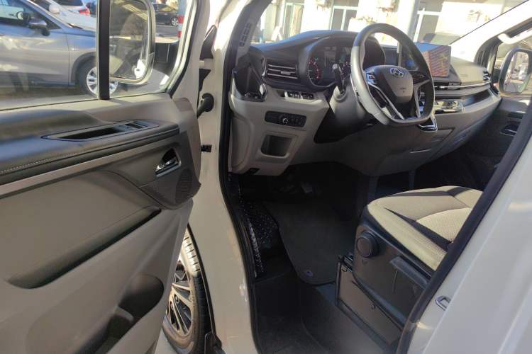 Used SAIC MAXUS Xintu V70 2023 2.0T Elite Edition Automatic Short Wheelbase Low Roof – 5/6 Seats