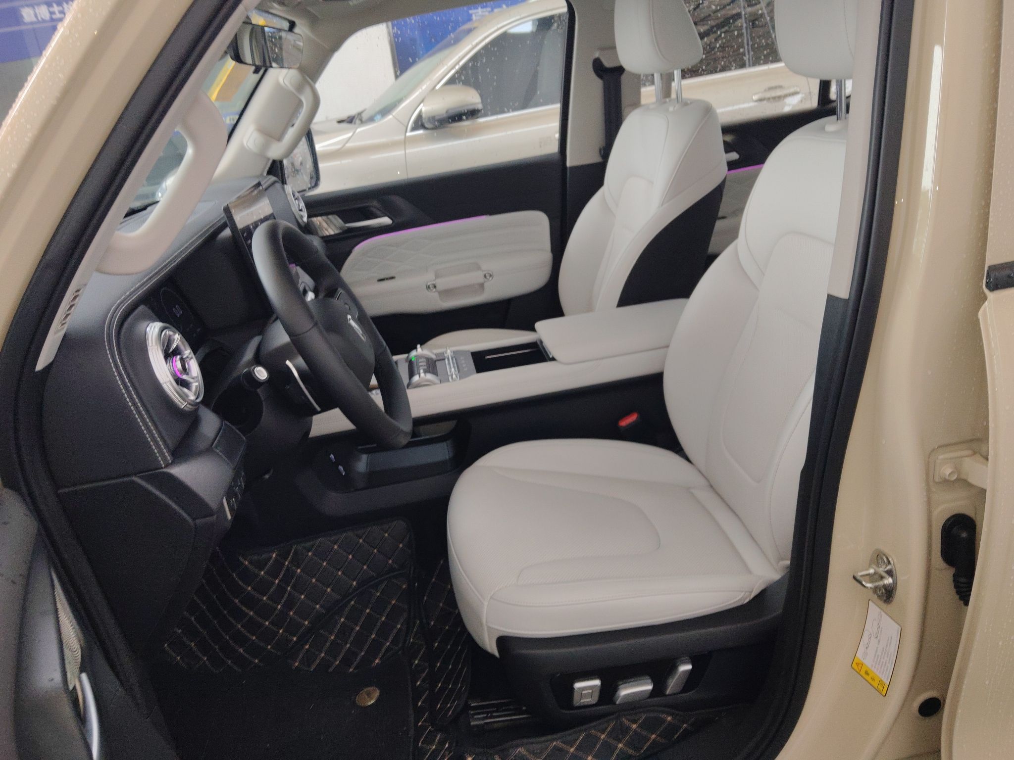 المقاعد الأمامية داخل السيارة