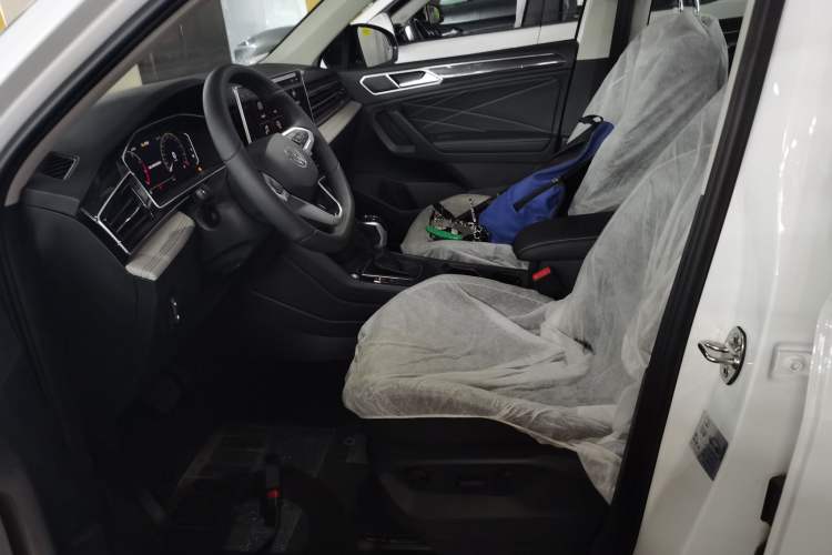 Used Volkswagen Tiguan L 2024 Outstanding Model 300TSI Automatic Two-Wheel Drive Longteng Edition