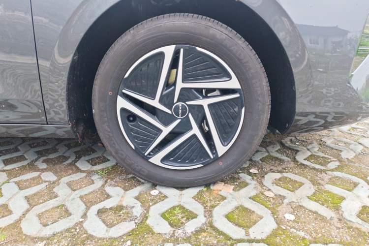 Used Roewe D6 2025 450 km Premium Edition Right Front Wheel Hub