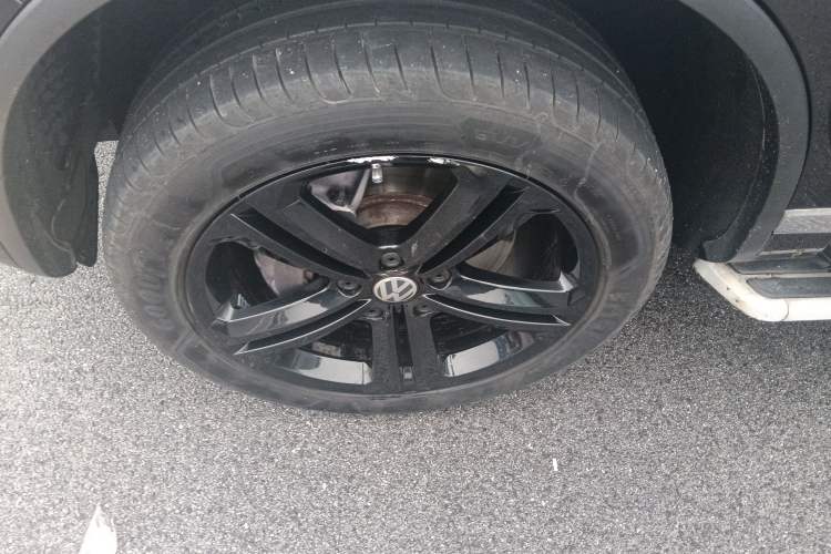 Used Volkswagen Touareg 2017 3.0 TSI Touareg Edition Left Front Wheel Hub