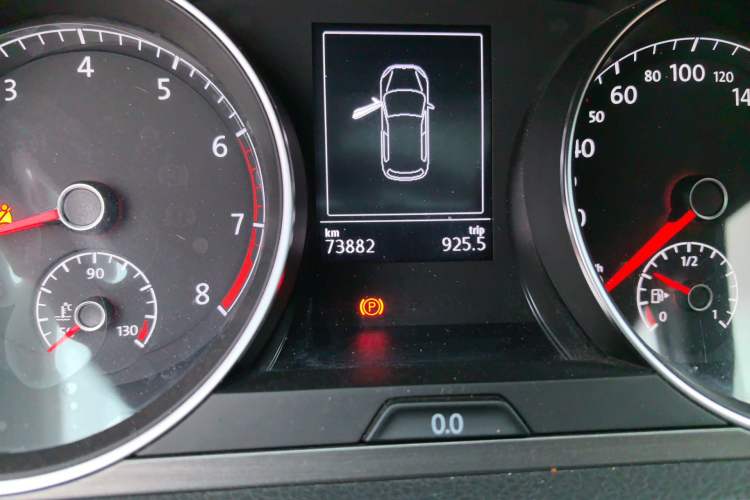 Used Volkswagen Golf 2015 1.4TSI Automatic Luxury Model Odometer Close Up