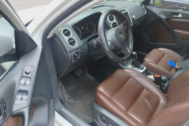 Used Volkswagen Tiguan 2015 2.0 TSI Automatic All-Wheel Drive Luxury Edition Driver Seat