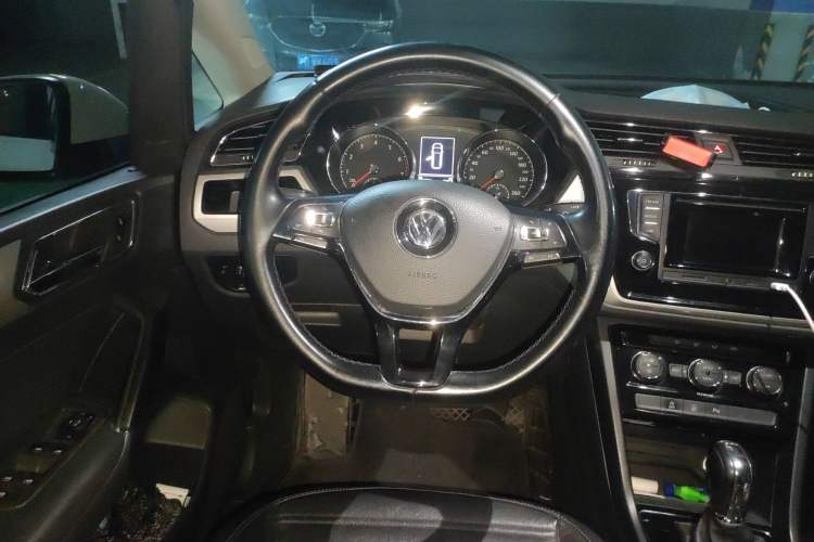 Used Volkswagen Touran 2016 Volkswagen Touran L 280TSI DSG Comfort Edition Steering Wheel