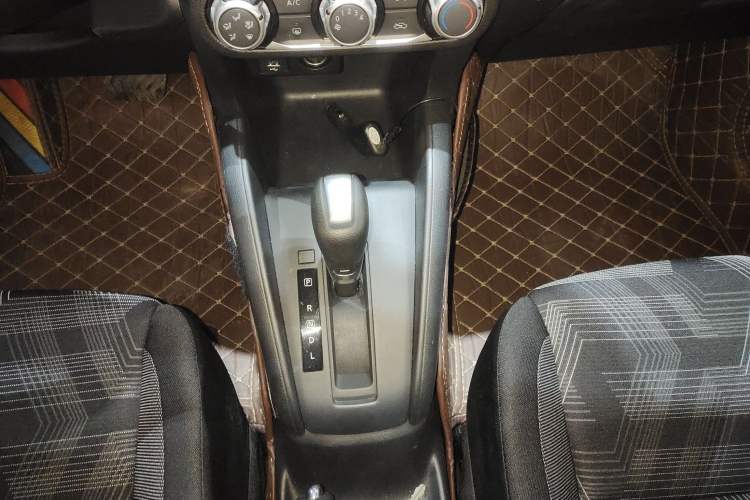 Used Nissan Kicks 2020 1.5L XL CVT Cool Enjoyment Edition Gear Lever