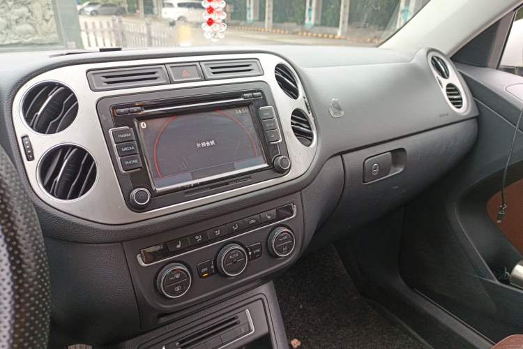 Used Volkswagen Tiguan 2015 2.0 TSI Automatic All-Wheel Drive Luxury Edition Audio And AC Panel