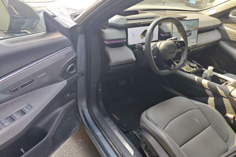 Used Lynk & Co 08 EM-P 2025 220 km All-Wheel-Drive Performance Halo