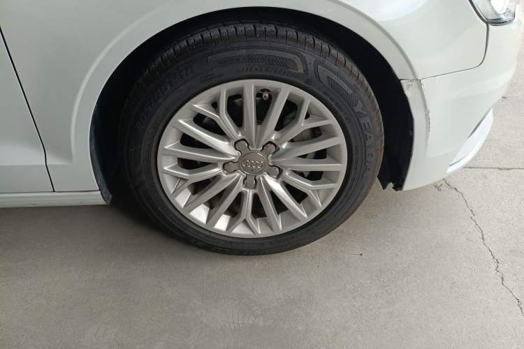 Used Audi A3 2016 Limousine 35 TFSI Prestige Edition Right Front Wheel Hub