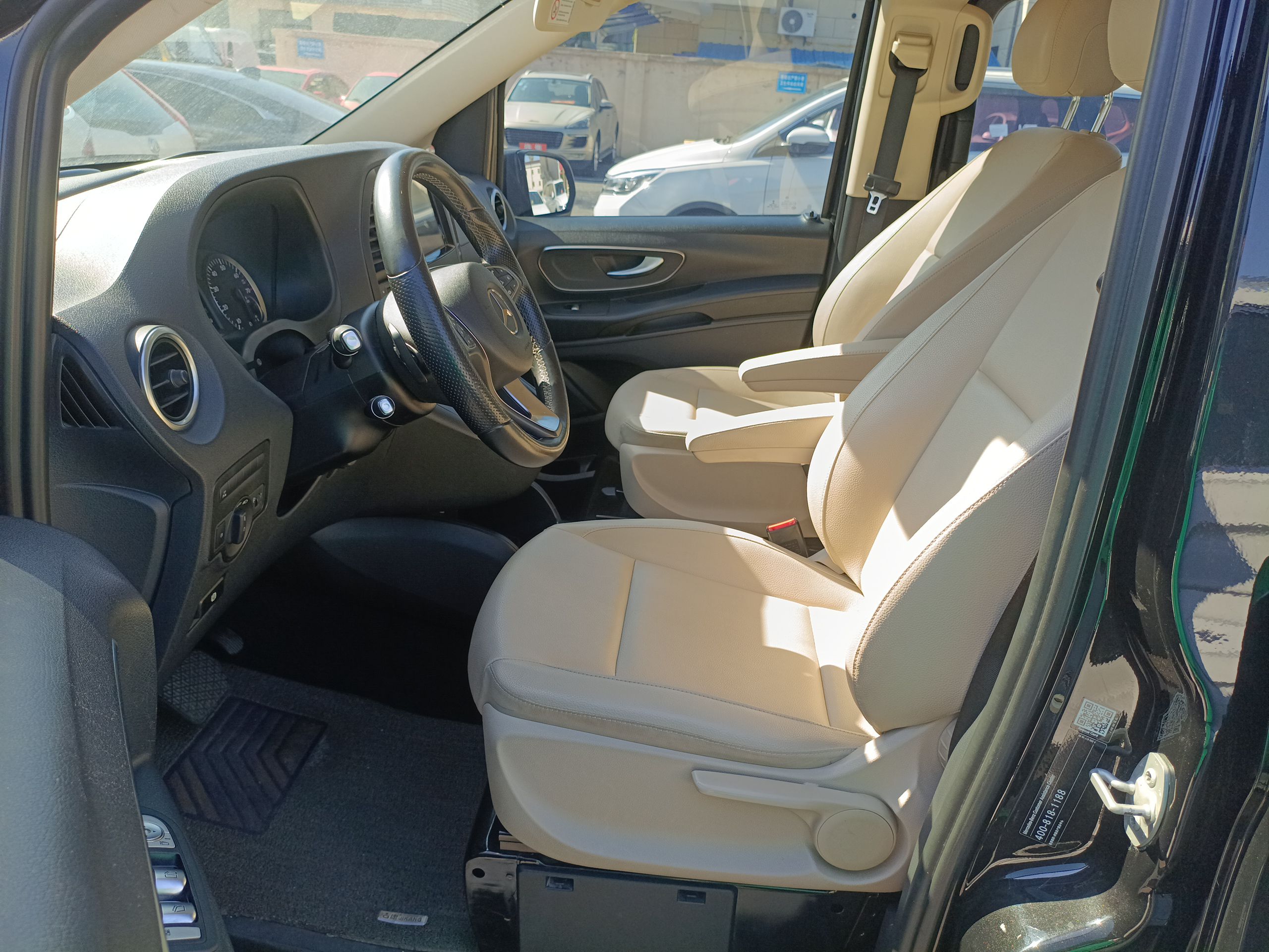 المقاعد الأمامية داخل السيارة