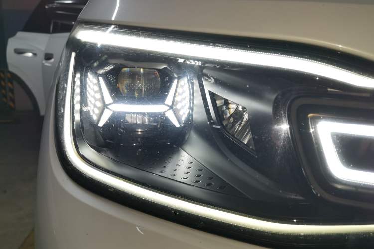 Used Volkswagen ID.6 CROZZ 2022 Long-Range Lite PRO Edition Right Front Headlight