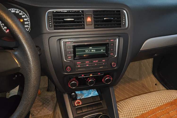 Used Volkswagen Sagitar 2012 1.6L Manual Fashion Edition Audio And AC Panel