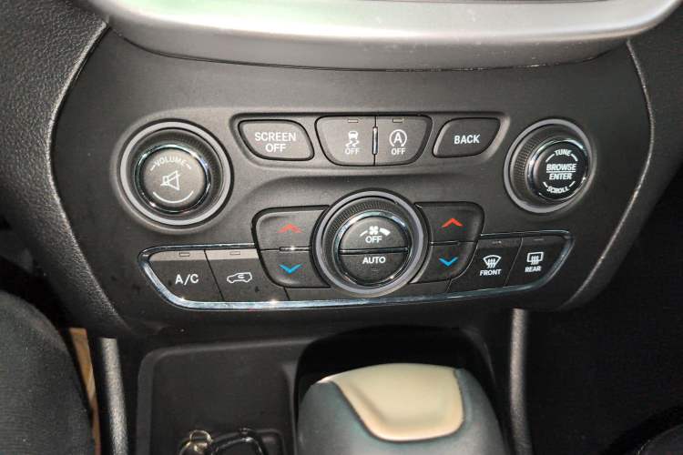 Used Jeep Cherokee 2016 2.4L Leading Edition Audio And AC Panel