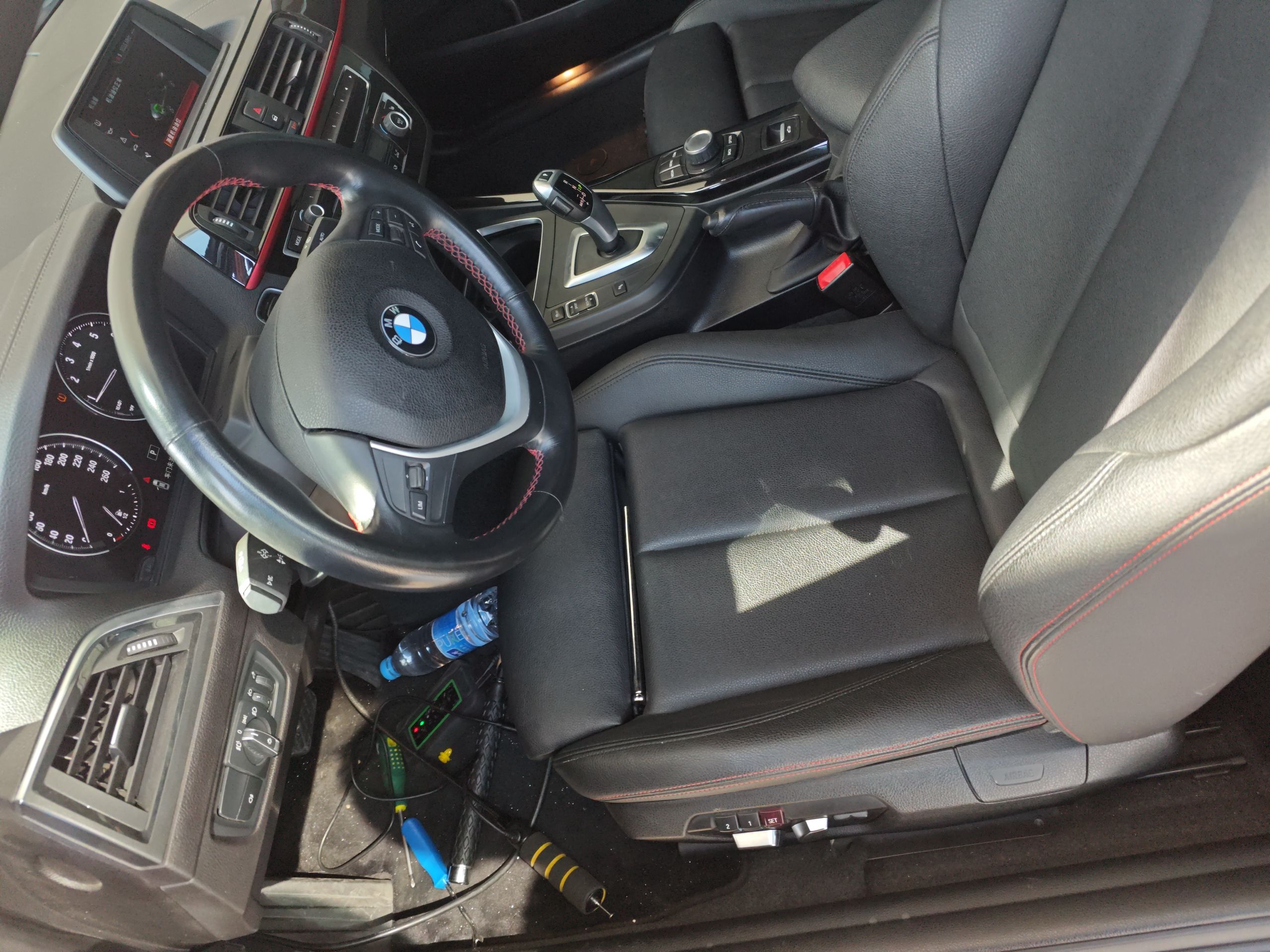 Переднее сиденье в автомобиле