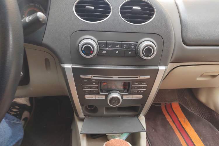 Used Soueast V3 Lingyue 2011 1.5L Manual Deluxe Edition Audio And AC Panel