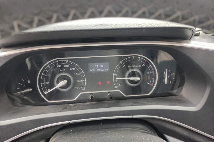 Used SAIC MAXUS Xintu V80 2023 2.0T Manual Classic Aoyuntong Long Wheelbase Mid-Height 6/7/8/9-Seater Odometer Close Up