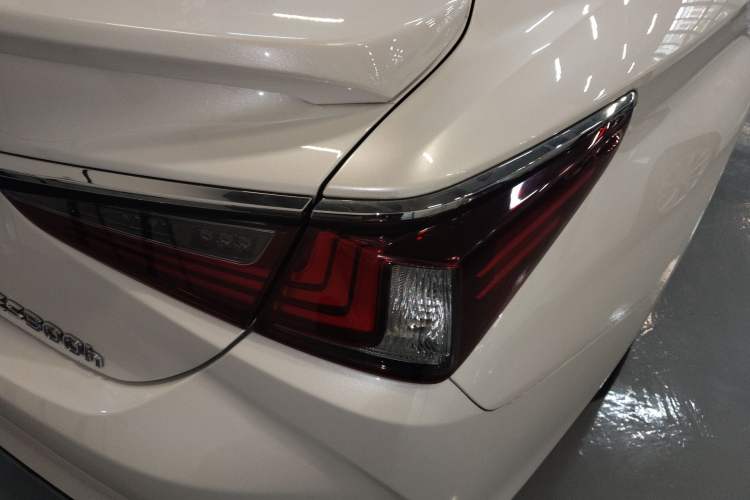 Used Lexus ES 2020 300h Premier Edition
