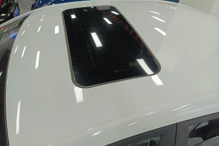 Used Roewe i5 2020 1.5L Automatic 4G Connect Luxury Flagship Edition Roof