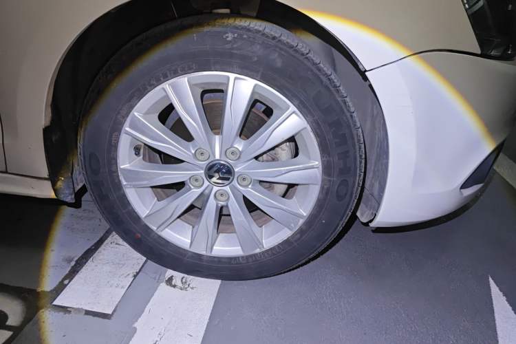 Used Volkswagen Sagitar 2014 Revised Version 1.4TSI Automatic Luxury Edition Right Front Wheel Hub