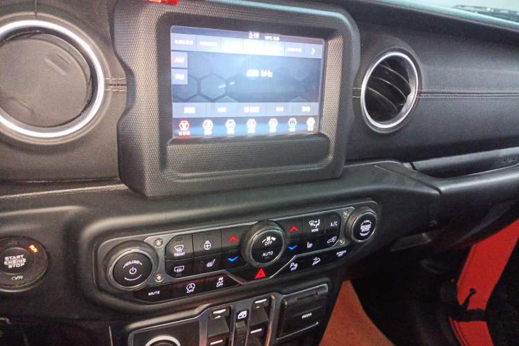 Used Jeep Wrangler 2018 2.0T Sahara Four-Door Edition