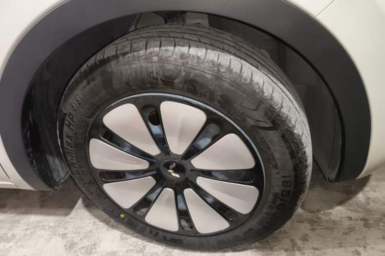 Used Wuling Bingo 2024 333 km Lingxi Connected Version Right Front Wheel Hub
