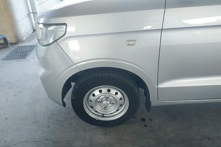 Used Wuling Hongguang V 2022 1.5L Jingqu Edition Enclosed-Window Vehicle with Hydraulic Power Steering LAR
