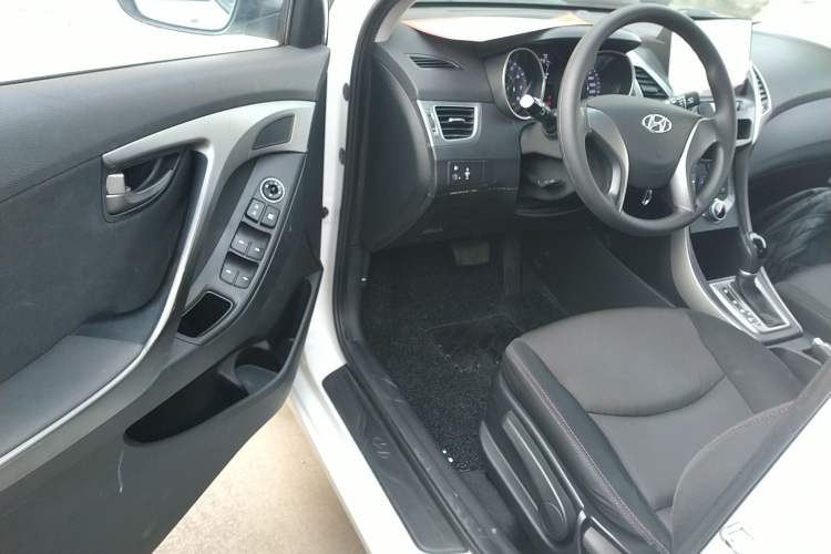 Used Hyundai Elantra (5th Generation / Langdong) 2015 1.6L Automatic Fashion Model