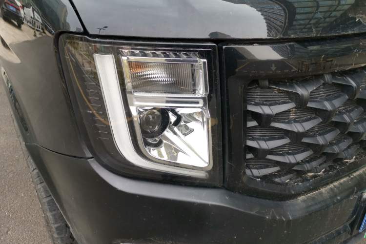 Used JMC Fushun 2023 2.0T Automatic Short-Wheelbase Low-Roof Commercial & Multi-Purpose Passenger Vehicle 6 Seats with Lift-Up Tailgate Right Front Headlight