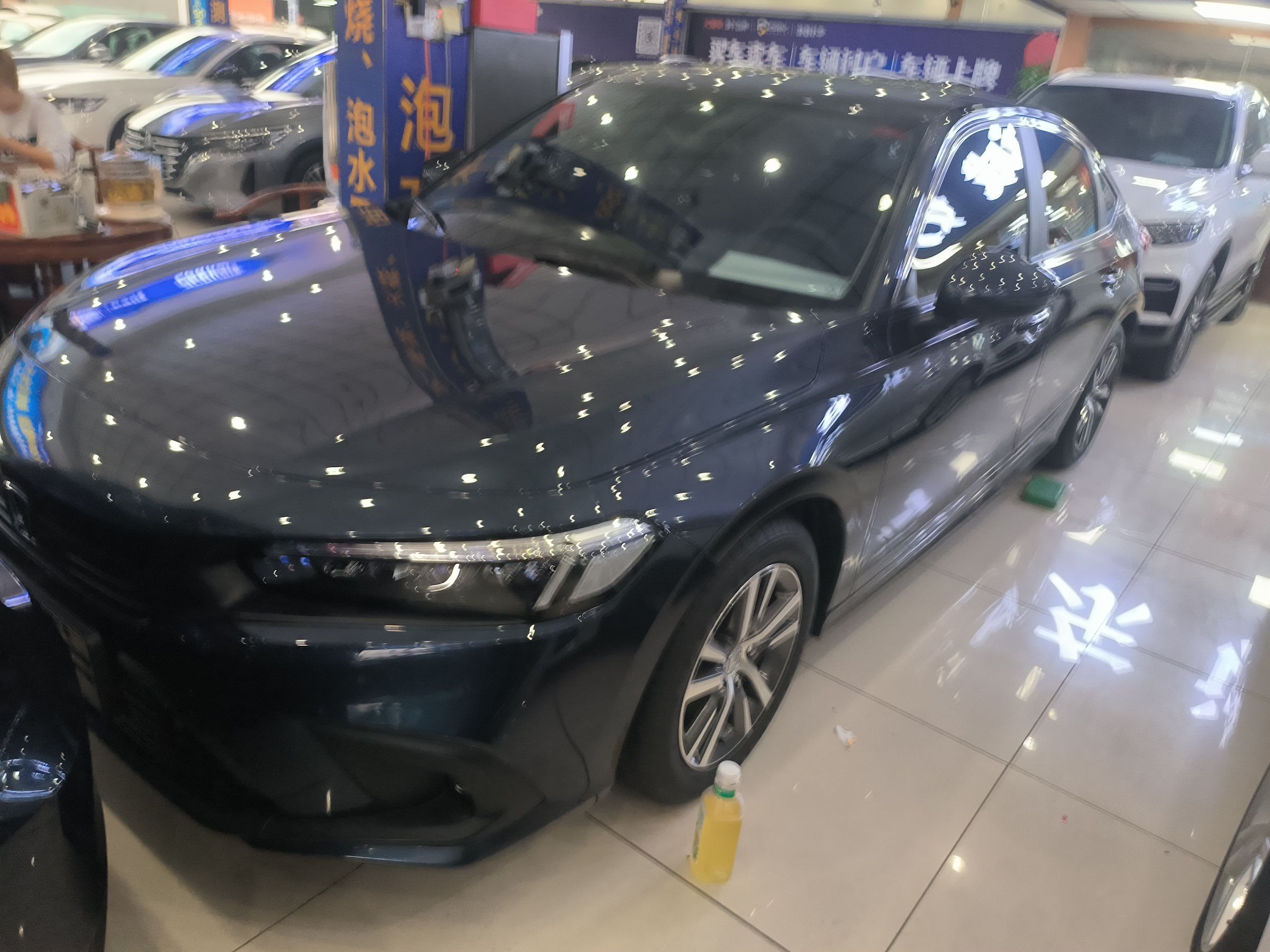 Под передней частью автомобиля