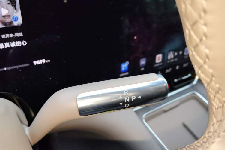 Used Hima AITO M8 2025 Model Pure Electric Max+ Five-Seat Long-Range Version Gear Lever