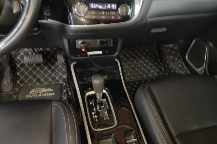 Used Mitsubishi Outlander 2019 2.0L Two-Wheel Drive Comfort Edition 7-Seater China VI Standard
