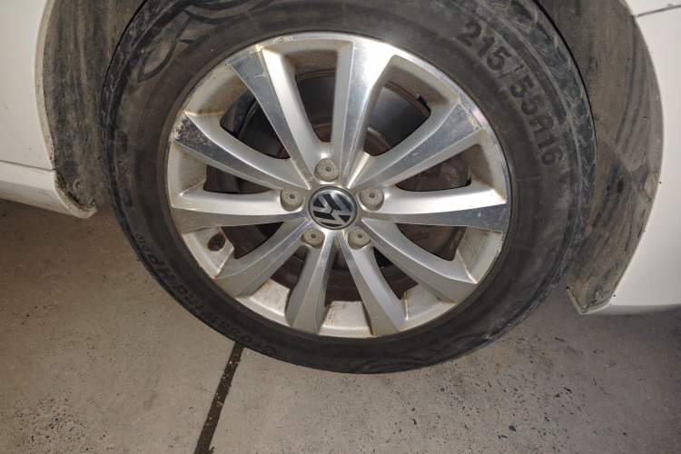 Used Volkswagen Magotan 2015 Facelift 1.8TSI Luxury Model Right Front Wheel Hub