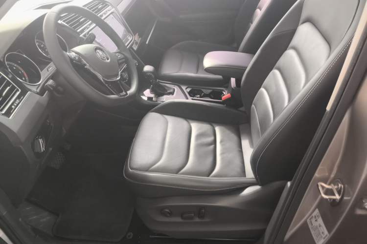 Used Volkswagen Tiguan L 2020 330TSI Automatic Two-Wheel Drive Smart Luxury Edition China VI Standard Left Front Seat