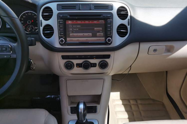 Used Volkswagen Tiguan 2015 1.8TSI Automatic Two-Wheel Drive Comfort Edition Audio And AC Panel