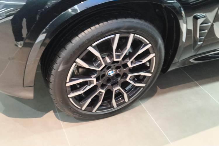 Used BMW X5 2023 xDrive 40Li M Sport Night Edition Package Left Front Wheel Hub