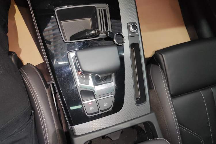 Used Audi Q5L 2022 40T Fashionable and Dynamic Model Gear Lever