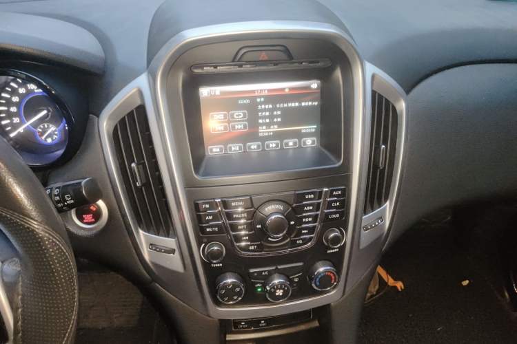 Used JMC Yusheng S350 2013 2.4T Automatic 2WD Diesel Luxury Edition 5 Seats Audio And AC Panel