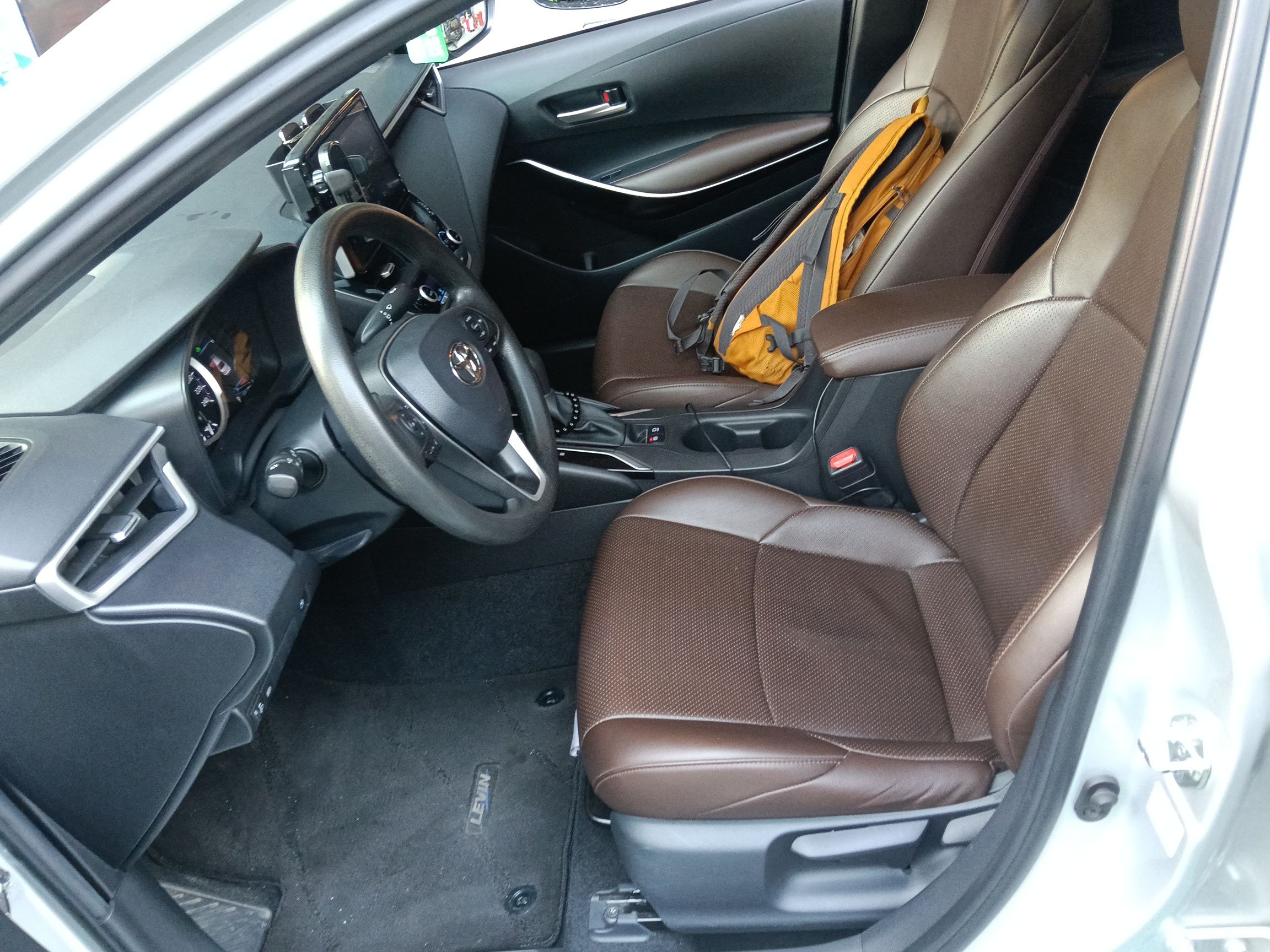 المقاعد الأمامية داخل السيارة