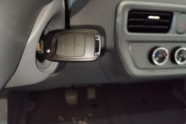 Used Wuling Yangguang 2024 300KM Comfort Version Passenger Van 75kW